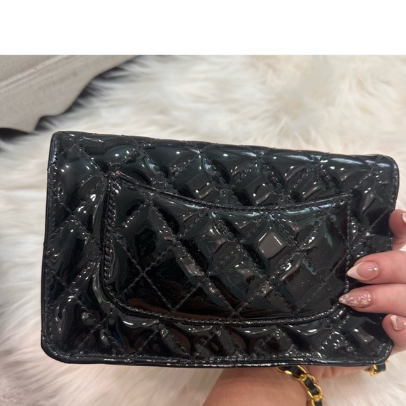 Boutique purchase 🍒 Quilted Crossbody Black Leather Gold Chain Strap hardware - Picture 2 of 7